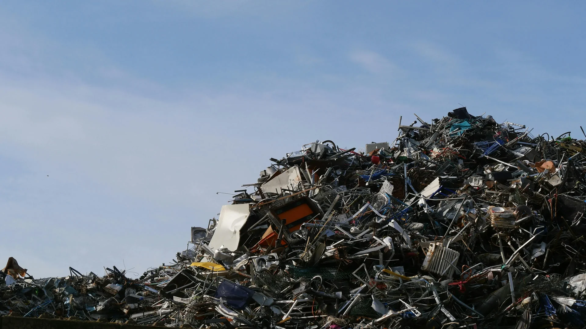 Endüstriyel metal hurdalarının toplandığı geri dönüşüm sahası